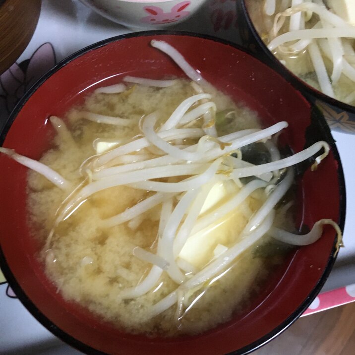 豆腐とわかめともやしの味噌汁